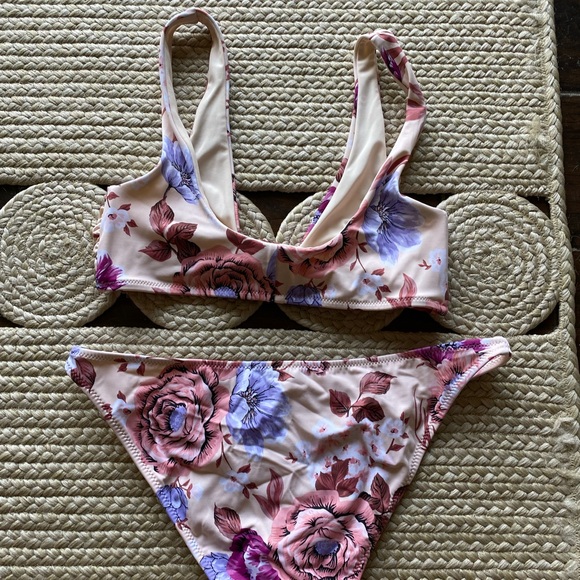 Tori Praver floral bikini - Picture 3 of 5